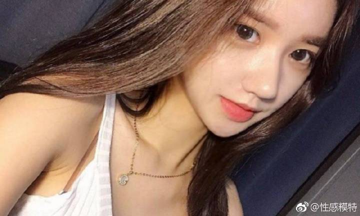 乌鲁木齐：炎炎夏日 街头音乐喷泉吸引民众消暑纳凉